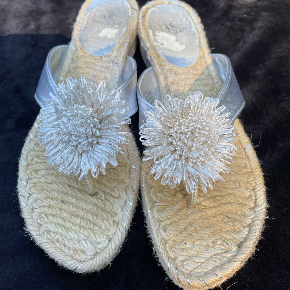 Anne Klein silver sandals with a raffia flower. - Picture 2 of 6